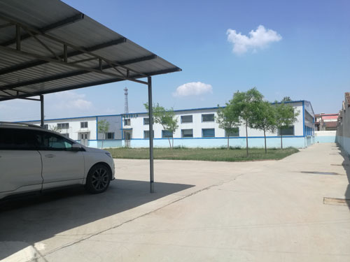 德州健之源地處魯西北平原，毗鄰黃河故道森林公園，生產(chǎn)條件環(huán)境優(yōu)越，擁有現(xiàn)代化的廠房，標(biāo)準(zhǔn)化的生產(chǎn)車間，公司擁有三證：SC食品生產(chǎn)許可證、GMP證、食品出口生產(chǎn)企業(yè)證書，生產(chǎn)過程中采用ISO22000管理體系進(jìn)行科學(xué)管理，并擁有近十年的生產(chǎn)加工經(jīng)驗，產(chǎn)品口感、湯色、功效等各項指標(biāo)均能達(dá)到客戶滿意，生產(chǎn)采用全自動帶線帶牌袋泡茶包裝機生產(chǎn)線，有全套的粉碎和超微粉碎、分篩、烘干、滅菌、制粒、制袋等設(shè)備，科學(xué)的生產(chǎn)工藝和嚴(yán)格規(guī)范的滅菌殺毒技術(shù)。